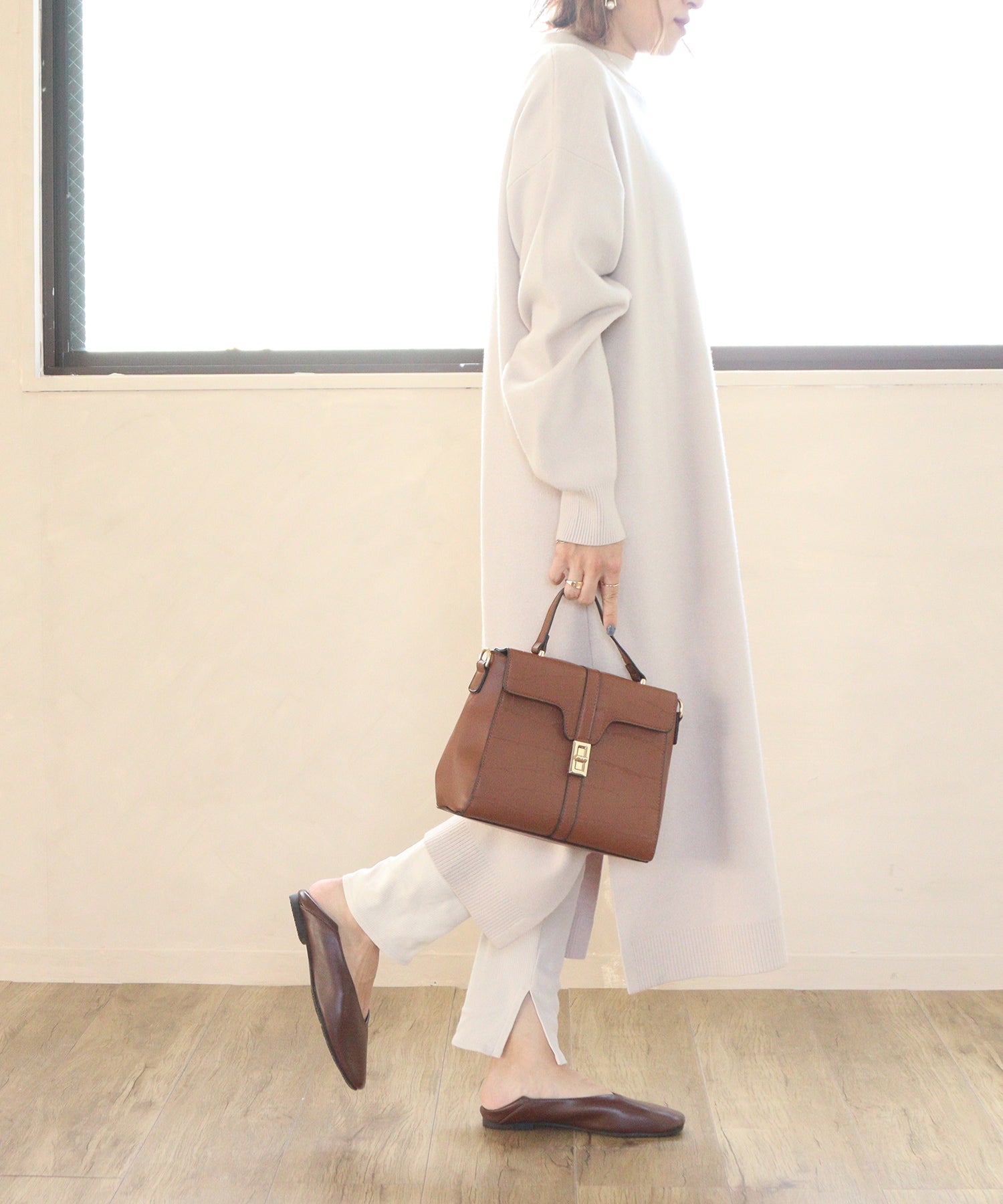 Mashugirl masyugirl [4E wide/large size] Square toe V-cut flat pumps