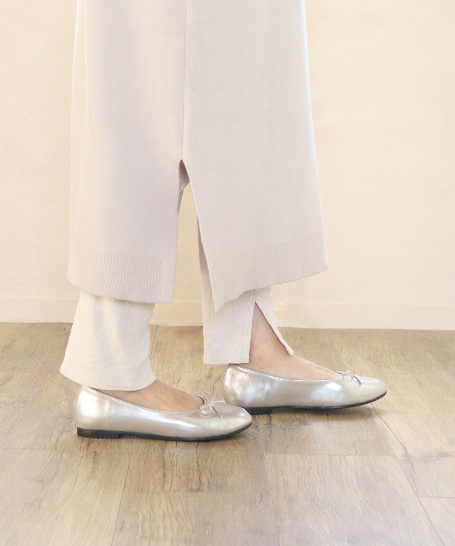 Mashugirl [4E wide/large size] Round toe flat ballet shoes with ribbon