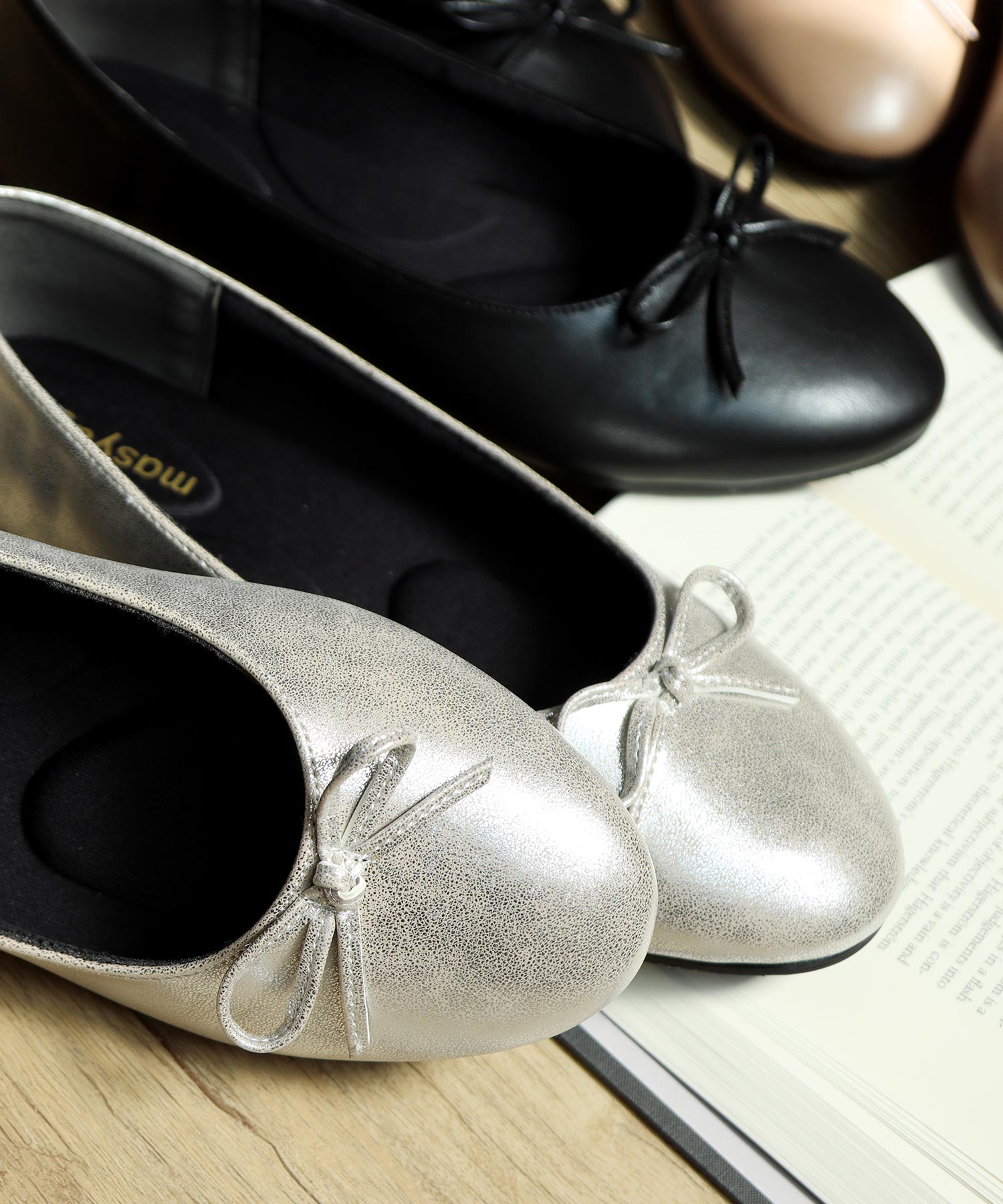 Mashugirl [4E wide/large size] Round toe flat ballet shoes with ribbon