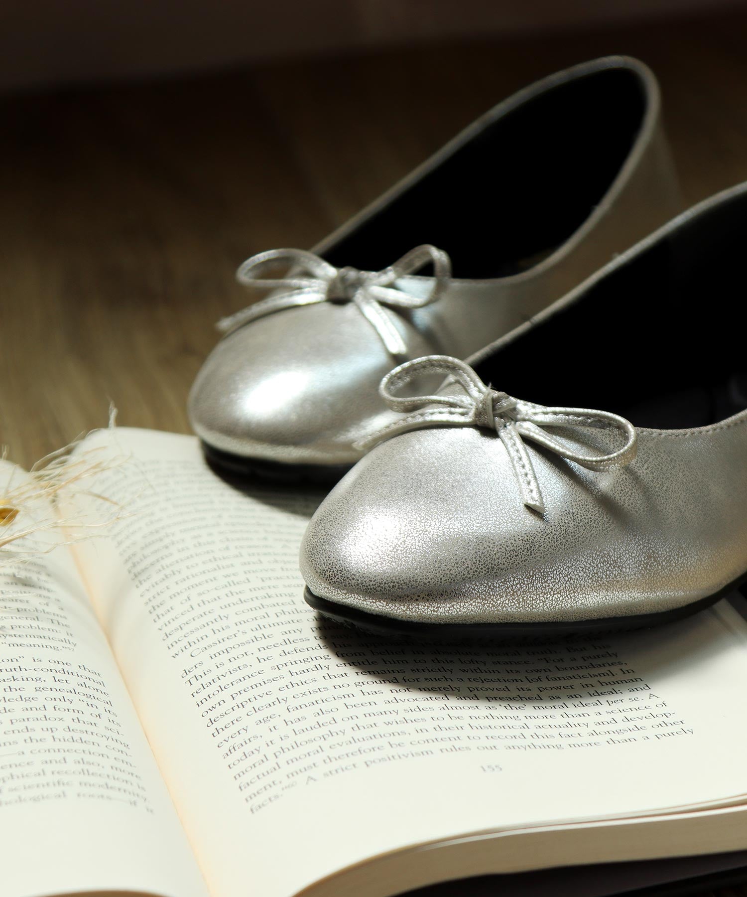 Mashugirl [4E wide/large size] Round toe flat ballet shoes with ribbon