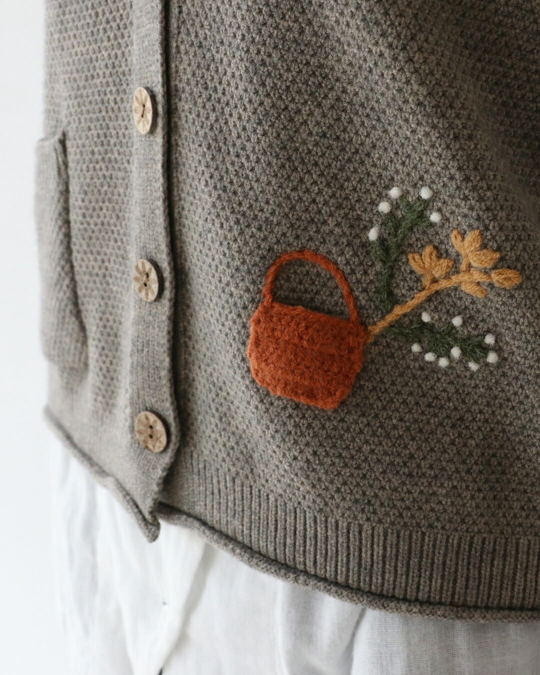 サンポクシェル sanpo kuschel ほっこり花刺繍ベスト （ライトグレー） ライトグレー