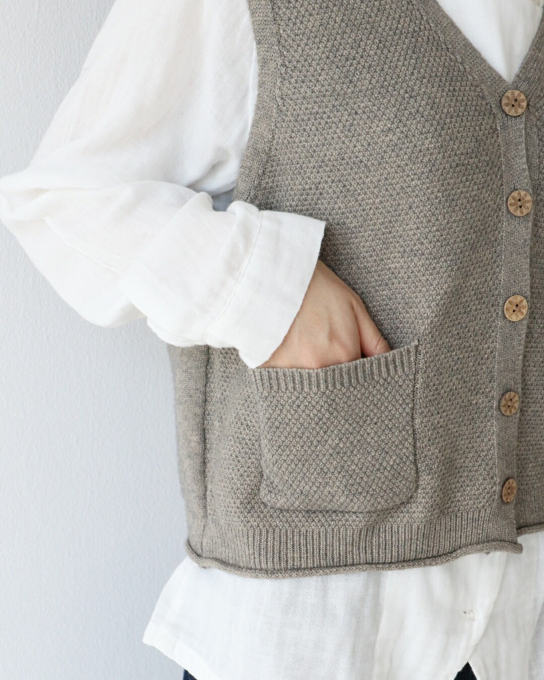 サンポクシェル sanpo kuschel ほっこり花刺繍ベスト （ライトグレー） ライトグレー