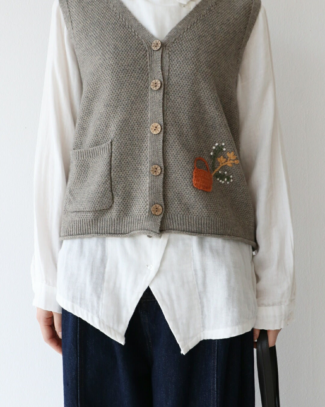 サンポクシェル sanpo kuschel ほっこり花刺繍ベスト （ライトグレー） ライトグレー