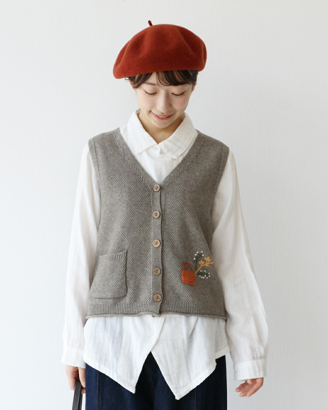 サンポクシェル sanpo kuschel ほっこり花刺繍ベスト （ライトグレー） ライトグレー