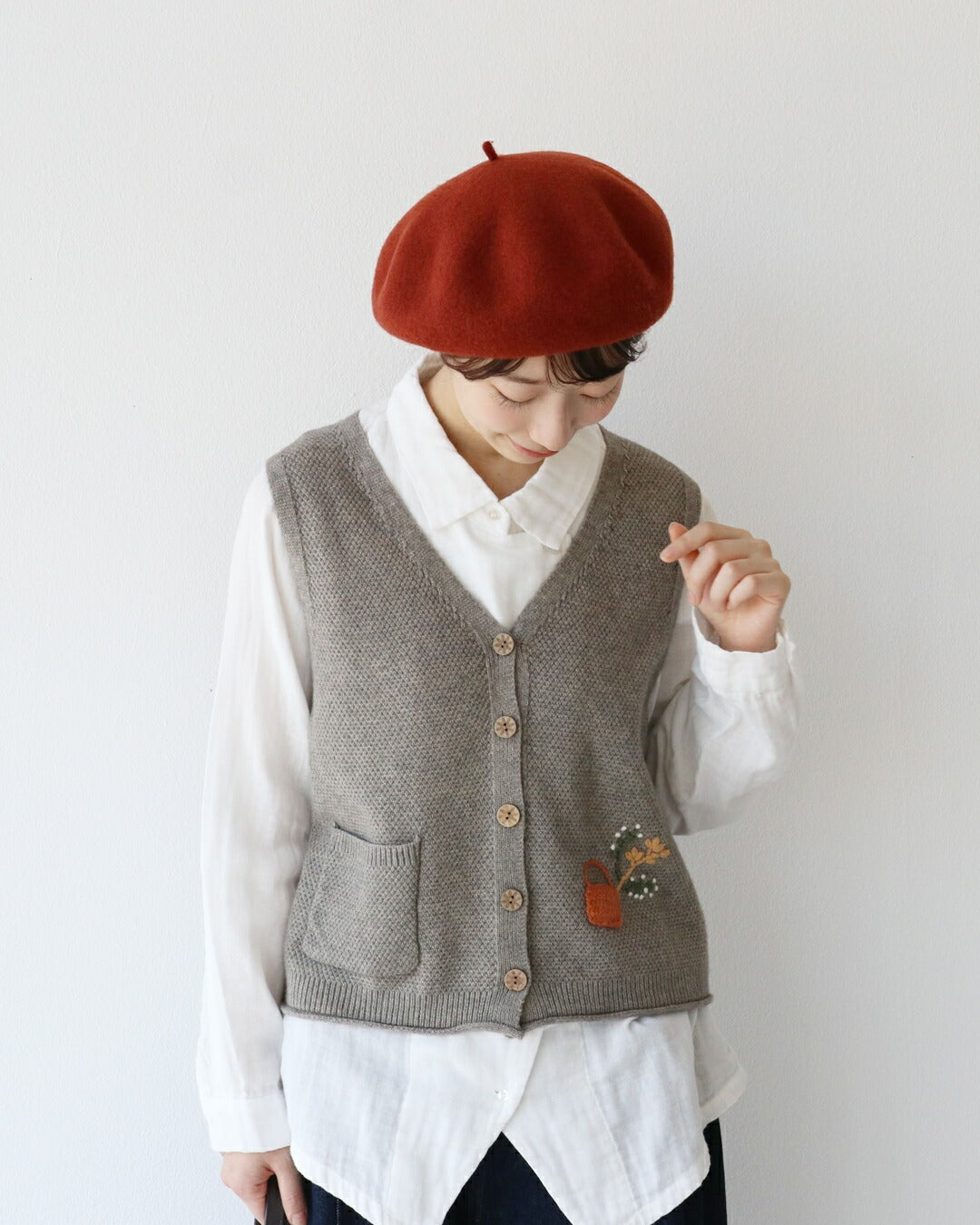 サンポクシェル sanpo kuschel ほっこり花刺繍ベスト （ライトグレー） ライトグレー