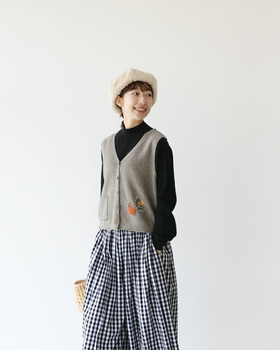 サンポクシェル sanpo kuschel ほっこり花刺繍ベスト （ライトグレー） ライトグレー