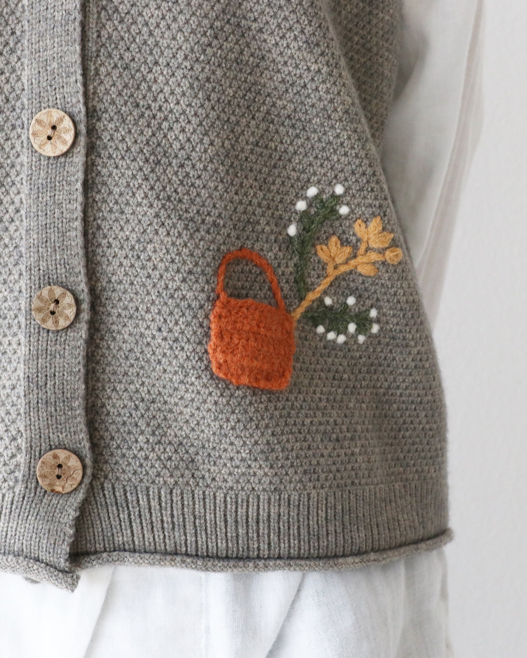 サンポクシェル sanpo kuschel ほっこり花刺繍ベスト （ライトグレー） ライトグレー