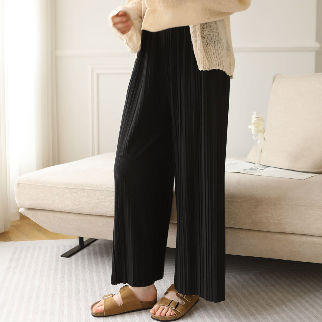 メゾンドラティール maison de LATIR 接触冷感で夏も快適にサラッと穿ける。上品美脚ストレートプリーツパンツ（ ブラック） ブラック