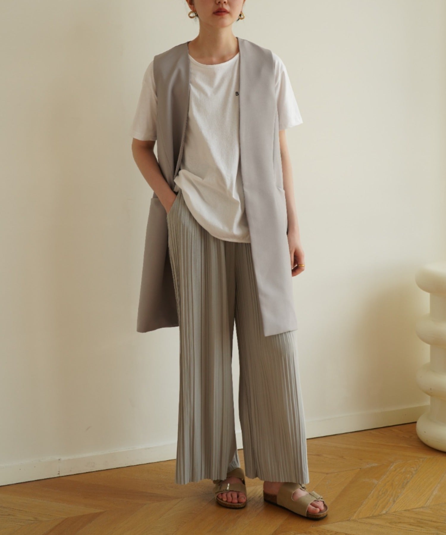 メゾンドラティール maison de LATIR 接触冷感で夏も快適にサラッと穿ける。上品美脚ストレートプリーツパンツ（ ブラック） ブラック