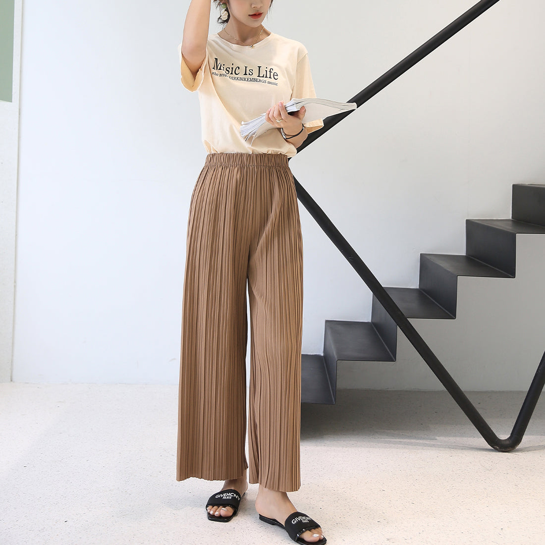 メゾンドラティール maison de LATIR 春夏に向けてサラッと冷感で快適に美脚魅せ。ウエストゴムでラフに履けるのに上品プリーツワイドパンツ （ベージュ） ベージュ