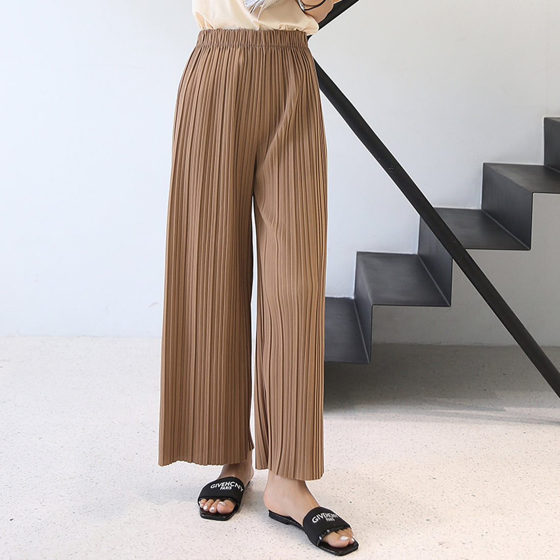 メゾンドラティール maison de LATIR 春夏に向けてサラッと冷感で快適に美脚魅せ。ウエストゴムでラフに履けるのに上品プリーツワイドパンツ （ベージュ(新素材)） ベージュ(新素材)