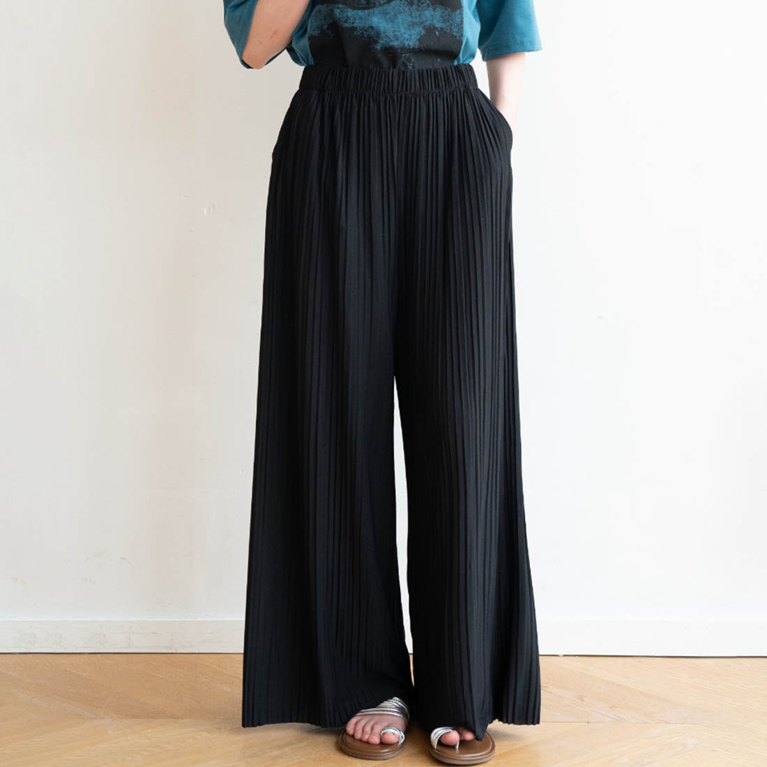 メゾンドラティール maison de LATIR 春夏に向けてサラッと冷感で快適に美脚魅せ。ウエストゴムでラフに履けるのに上品プリーツワイドパンツ （ブラック ブラック（ポケットあり）