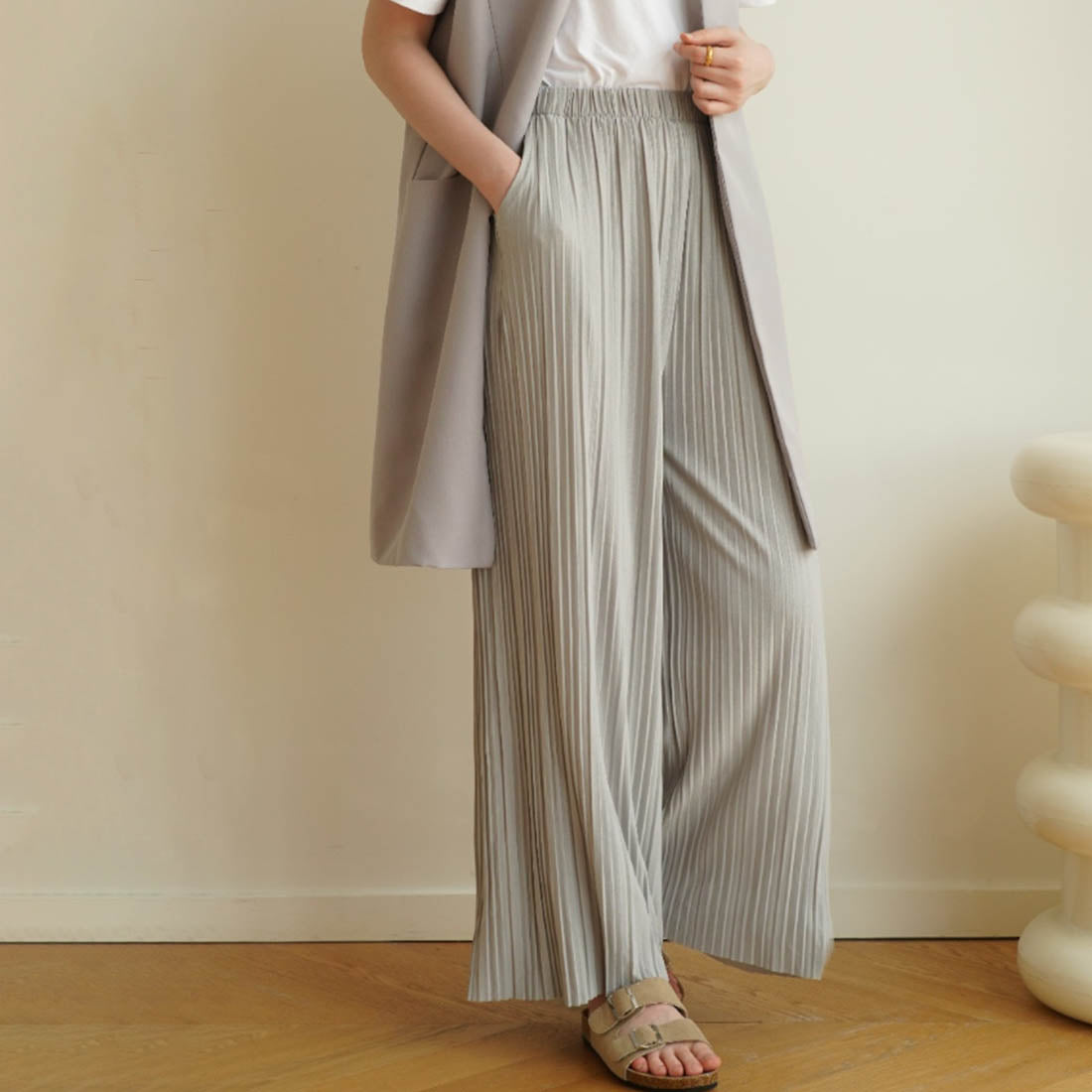 メゾンドラティール maison de LATIR 春夏に向けてサラッと冷感で快適に美脚魅せ。ウエストゴムでラフに履けるのに上品プリーツワイドパンツ （ライトグレー ライトグレー（ポケットあり）