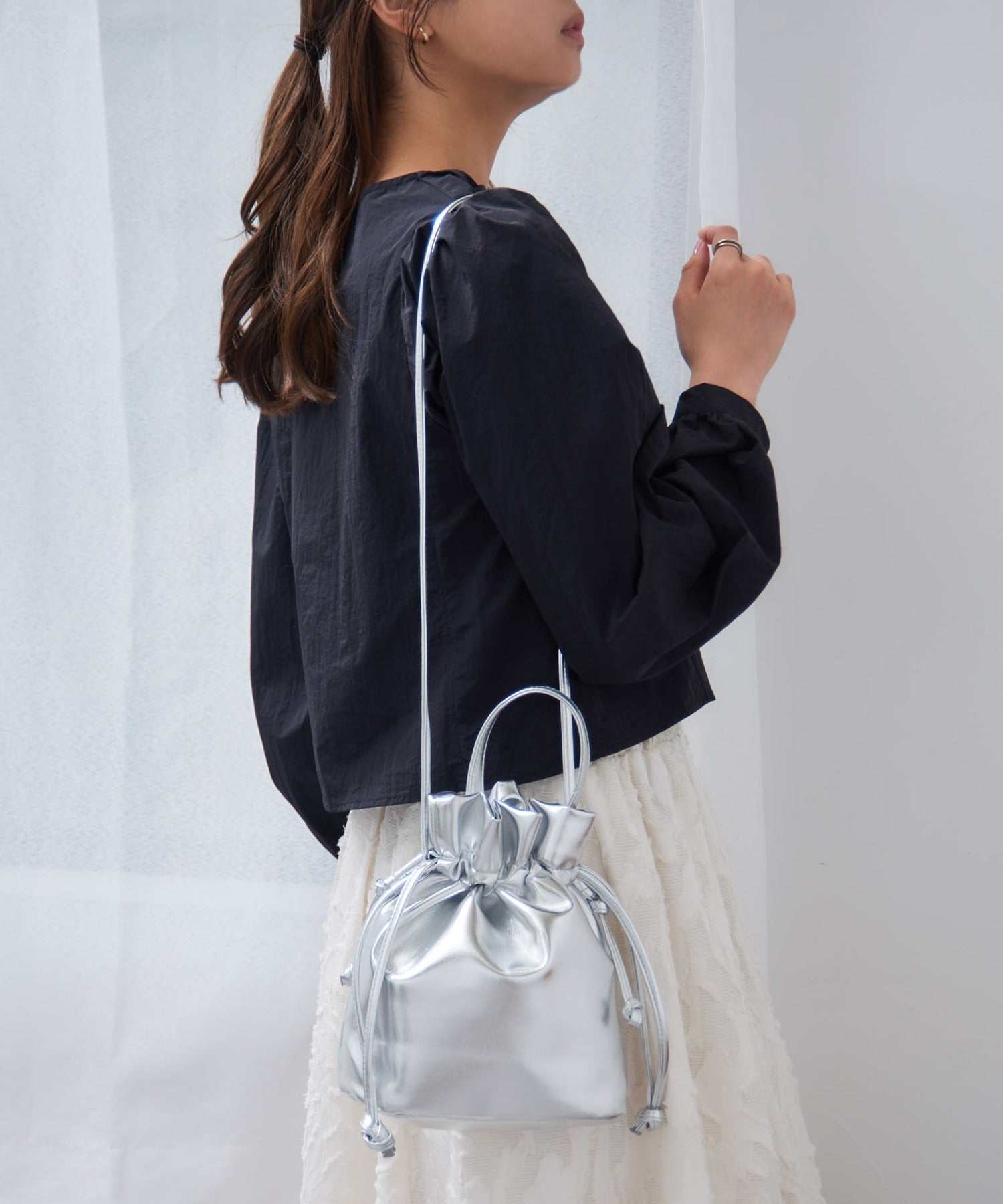 マガジンデモードシュシュ MAGASIN DE MODE Chou Chou メタリック巾着2wayショルダー （シルバー） シルバー