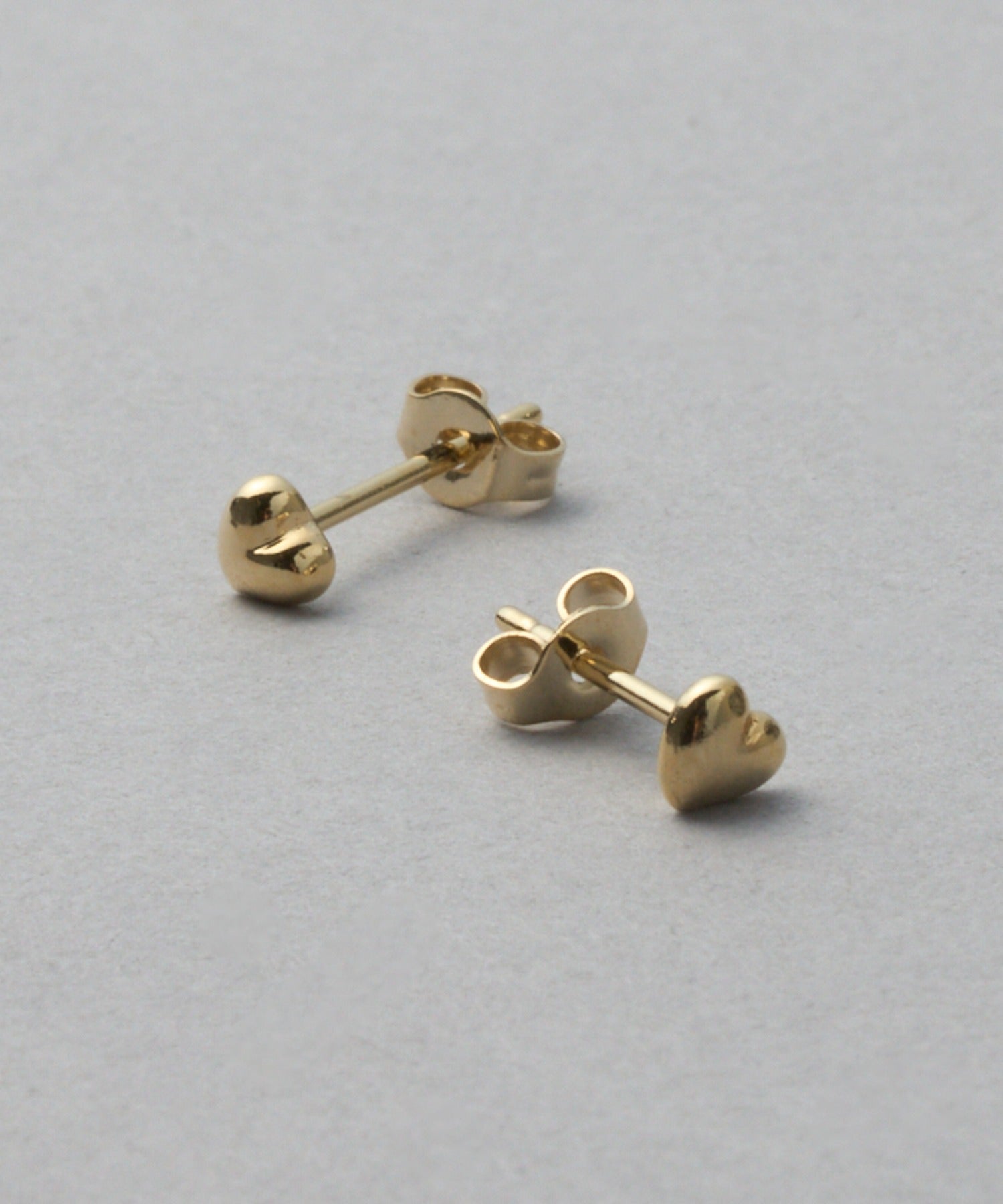 マガジンデモードシュシュ MAGASIN DE MODE Chou Chou ピアス tiny. ニッケルフリー ハート メタル スタッドピアス OSWY （ゴールド） ゴールド