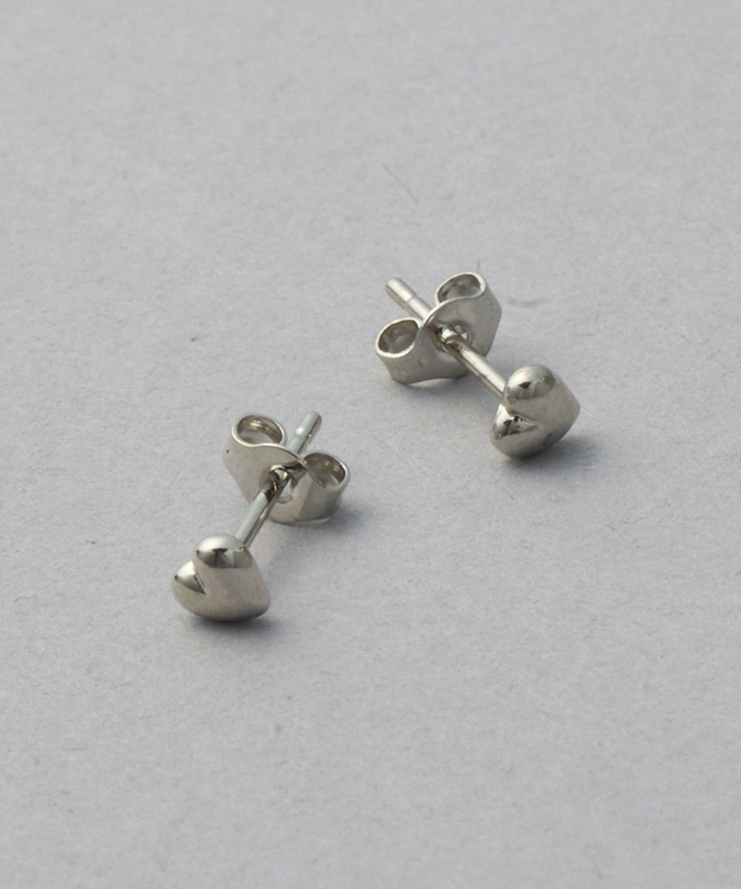 マガジンデモードシュシュ MAGASIN DE MODE Chou Chou ピアス tiny. ニッケルフリー ハート メタル スタッドピアス OSWY （シルバー） シルバー