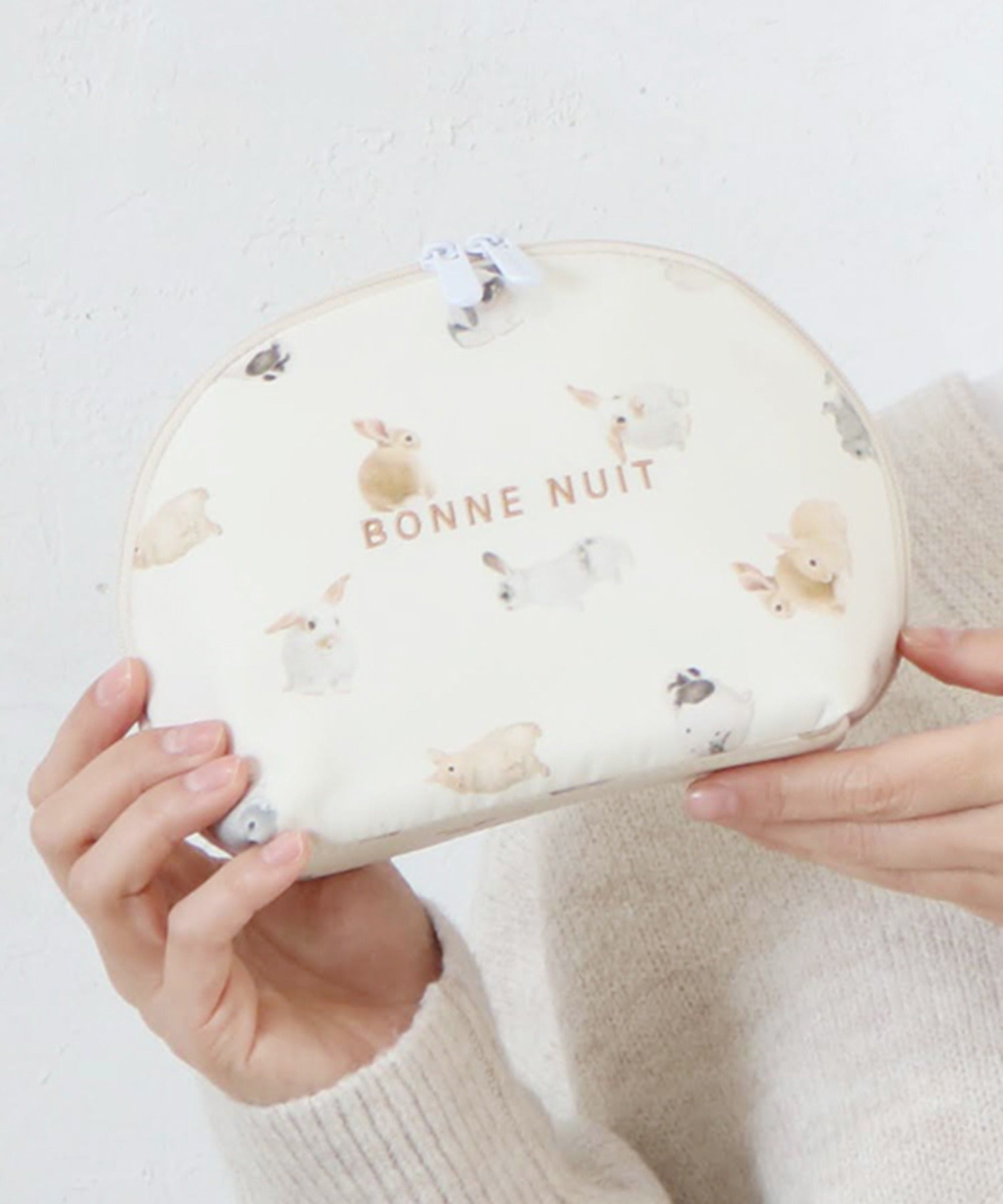 マガジンデモードシュシュ MAGASIN DE MODE Chou Chou モチーフプリントラウンドポーチ SNBD （アイボリー） アイボリー