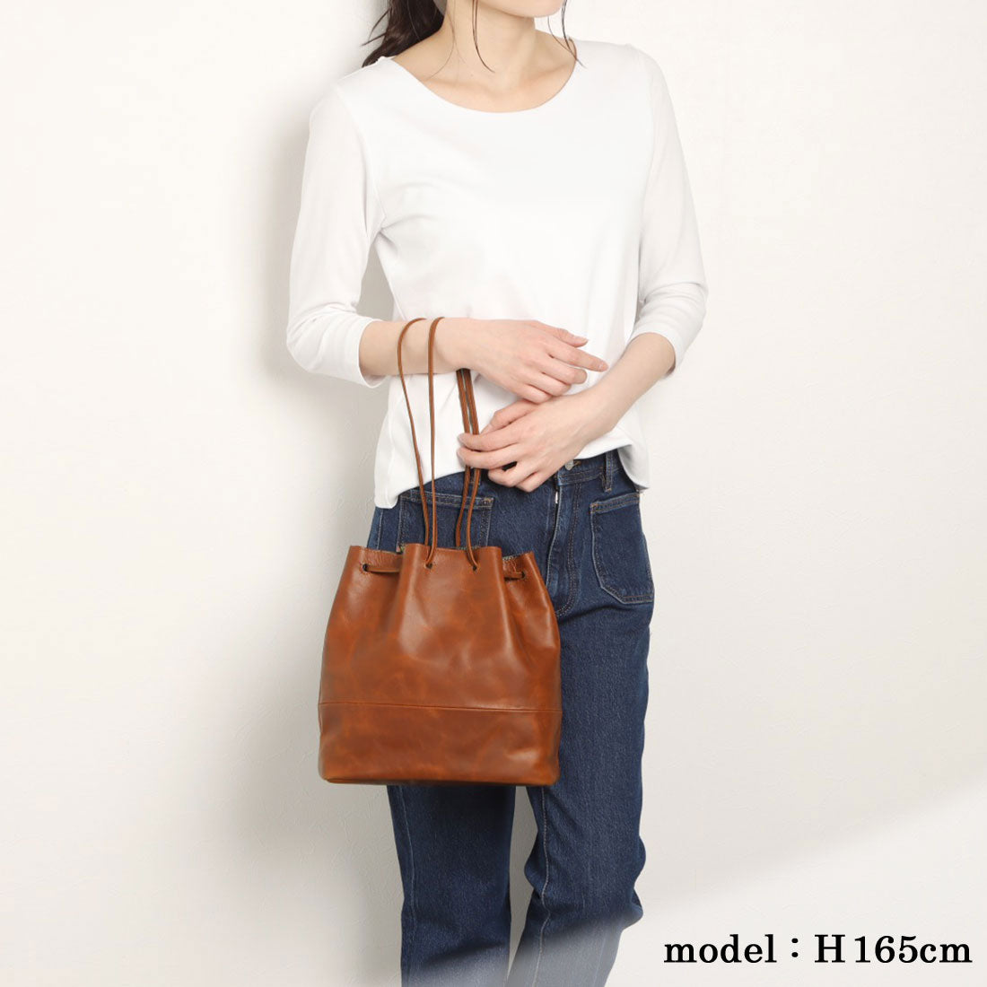マドゥリ MADULI レザー巾着バッグ （BROWN） BROWN