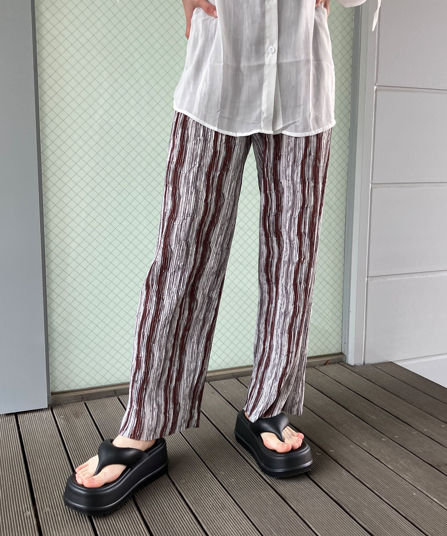 ミージェーン me Jane ニュアンスストライププリーツストレートパンツ （ブラウン） ブラウン