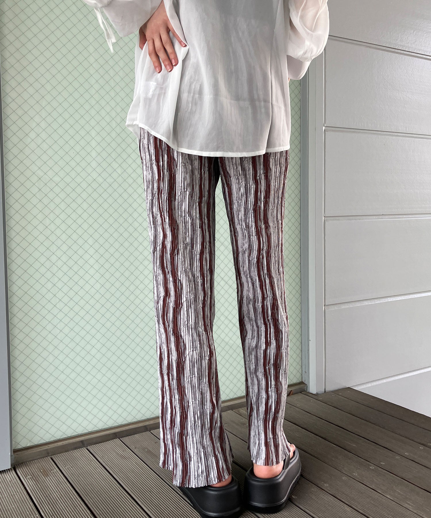 ミージェーン me Jane ニュアンスストライププリーツストレートパンツ （ブラウン） ブラウン
