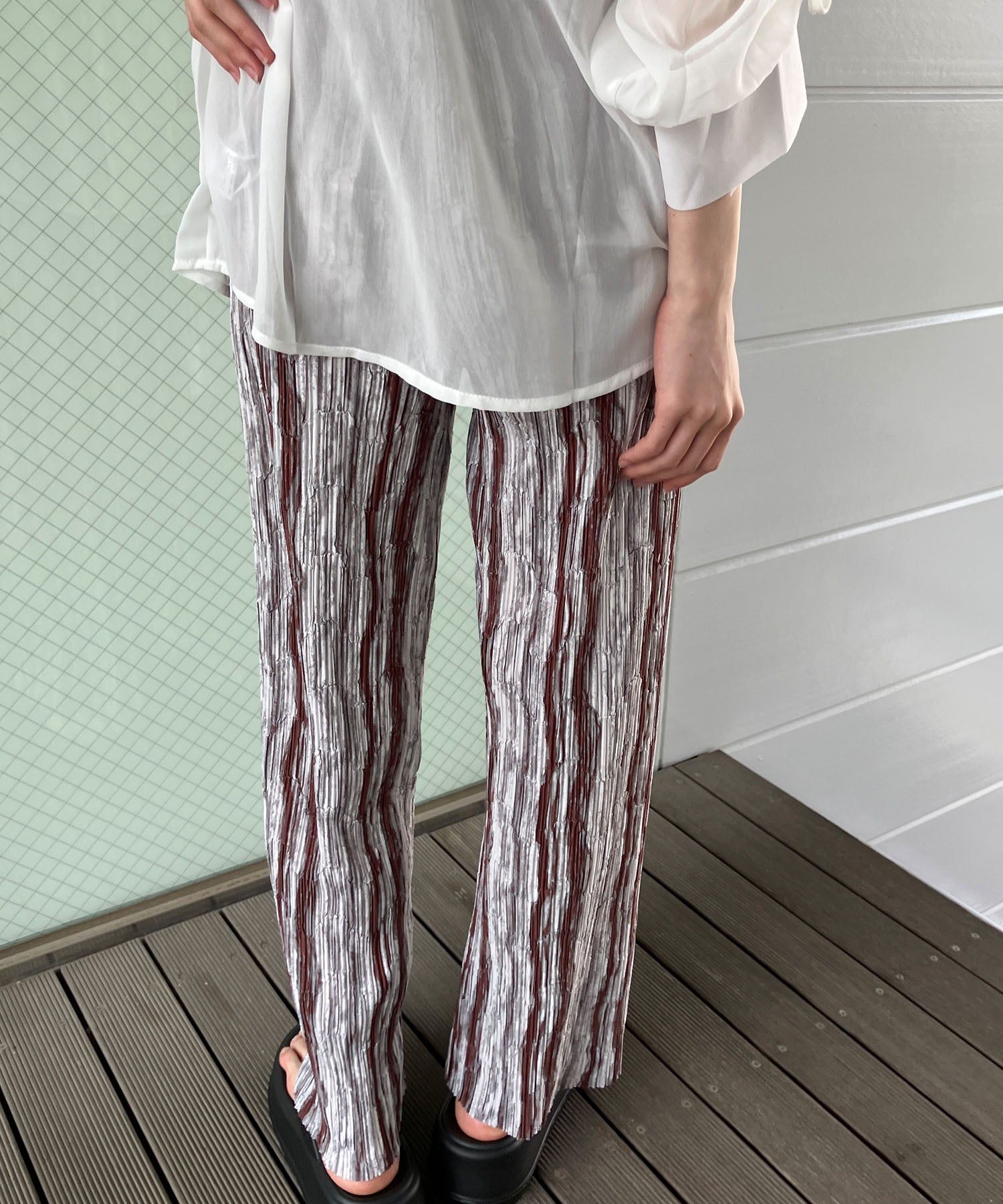 ミージェーン me Jane ニュアンスストライププリーツストレートパンツ （ブラウン） ブラウン