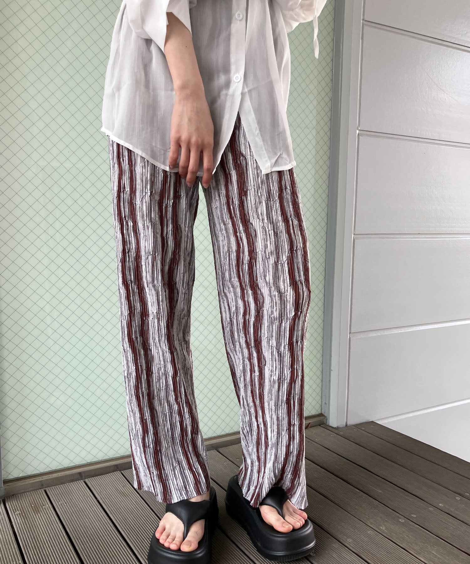 ミージェーン me Jane ニュアンスストライププリーツストレートパンツ （ブラウン） ブラウン