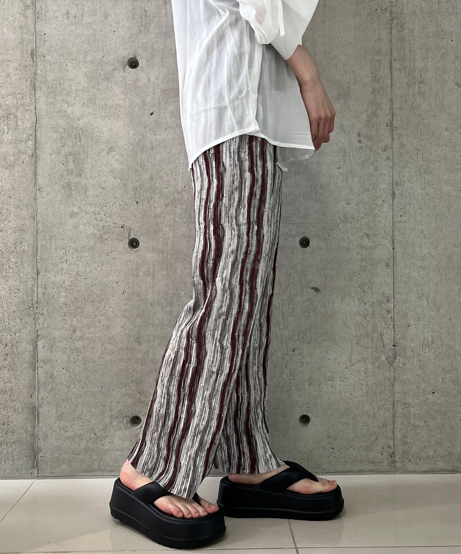 ミージェーン me Jane ニュアンスストライププリーツストレートパンツ （ブラウン） ブラウン