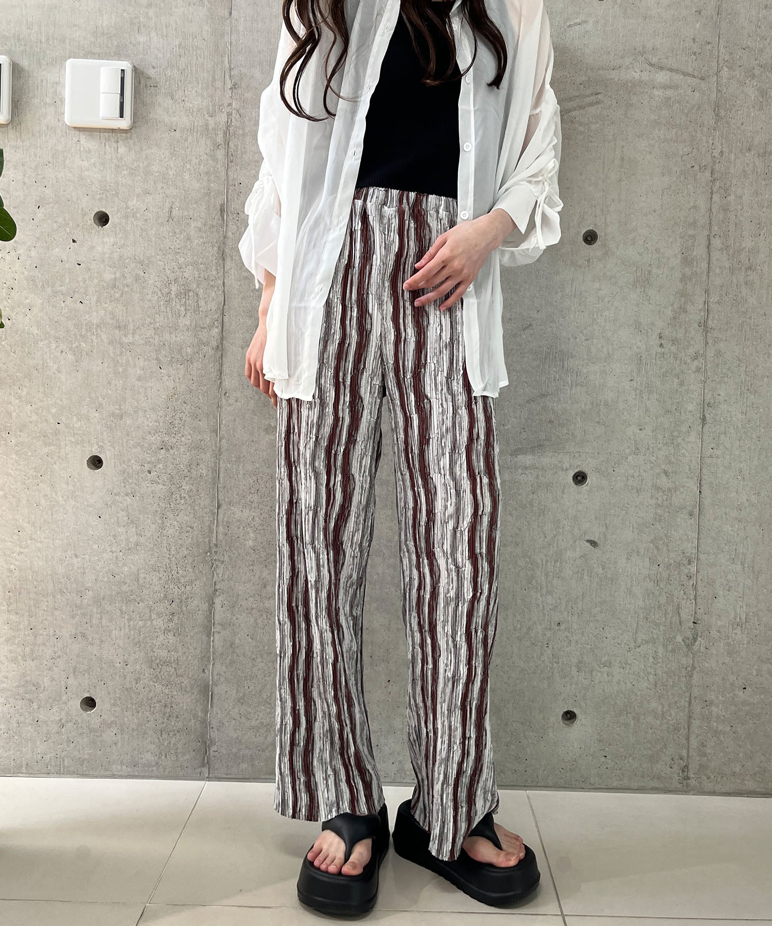 ミージェーン me Jane ニュアンスストライププリーツストレートパンツ （ブラウン） ブラウン