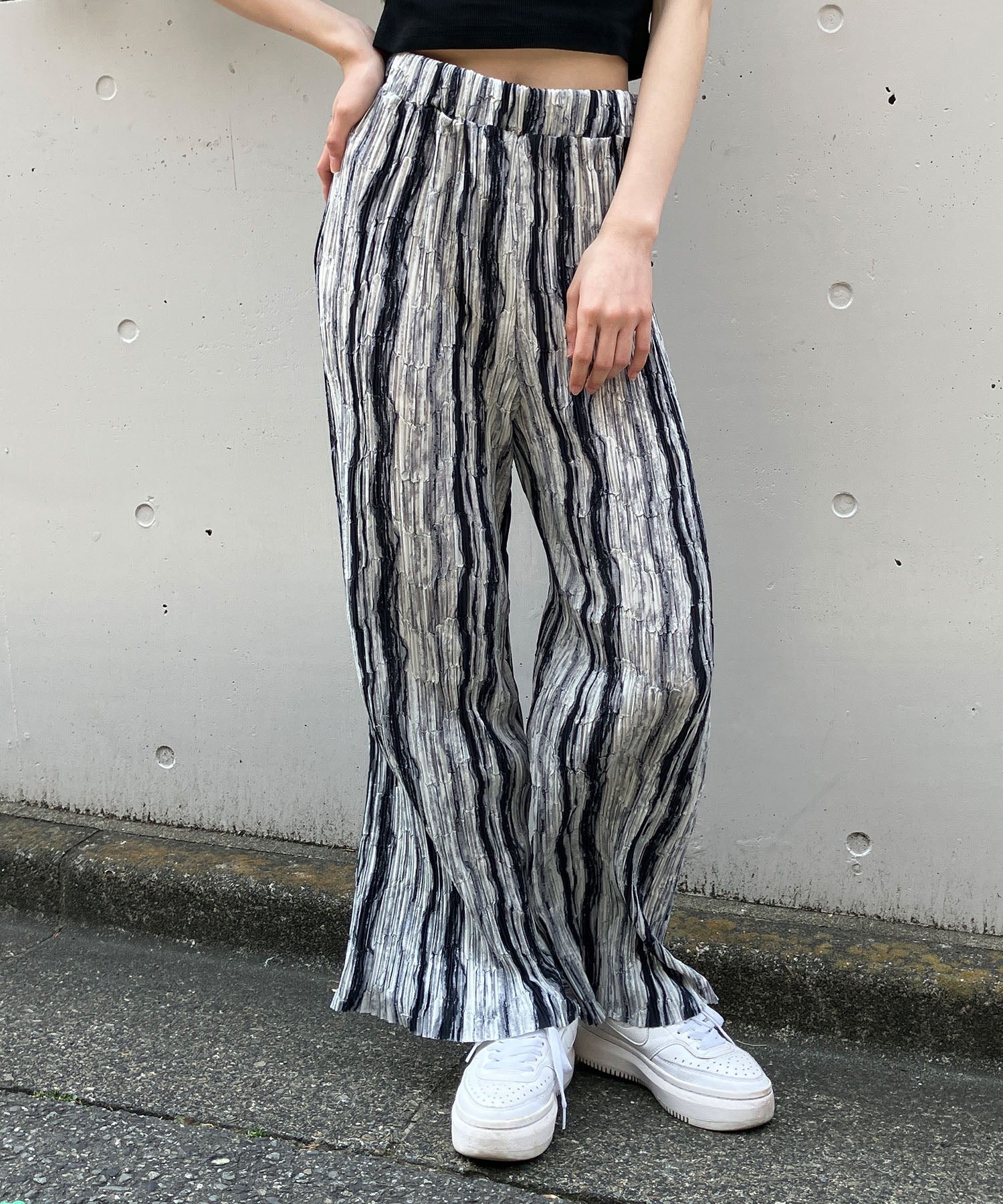 ミージェーン me Jane ニュアンスストライププリーツストレートパンツ （ブラック） ブラック