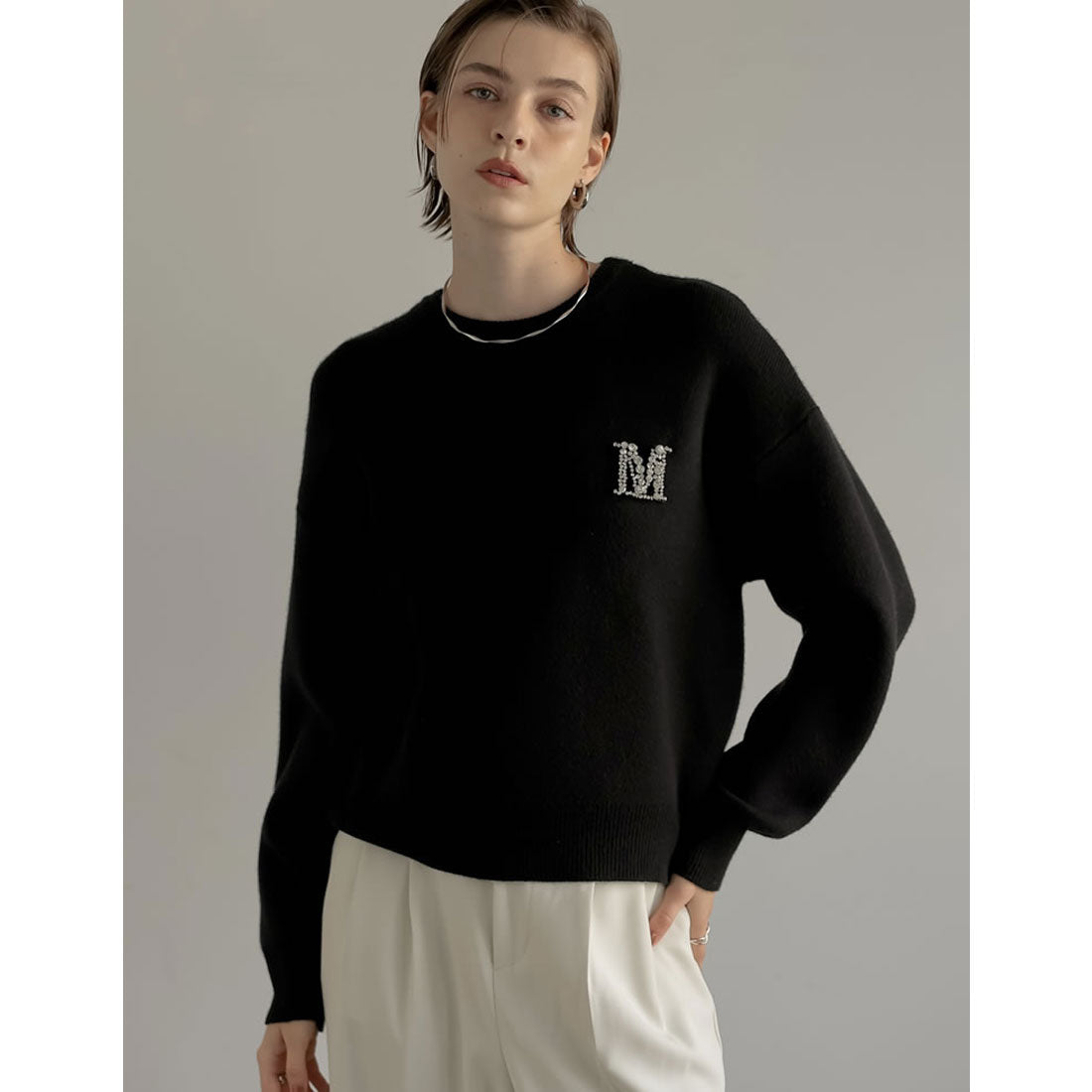 MIZUM MEISM [2024 AUTUMN COLLECTION][MEISM by Re:EDIT] Bejeweled Emblem Knit Top