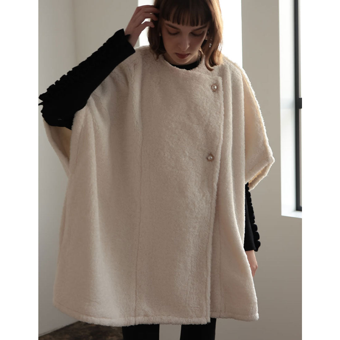 ミズム MEISM [2023A/W COLLECTION][MEISM by Re:EDIT]パールボタンループフェイクファーポンチョ