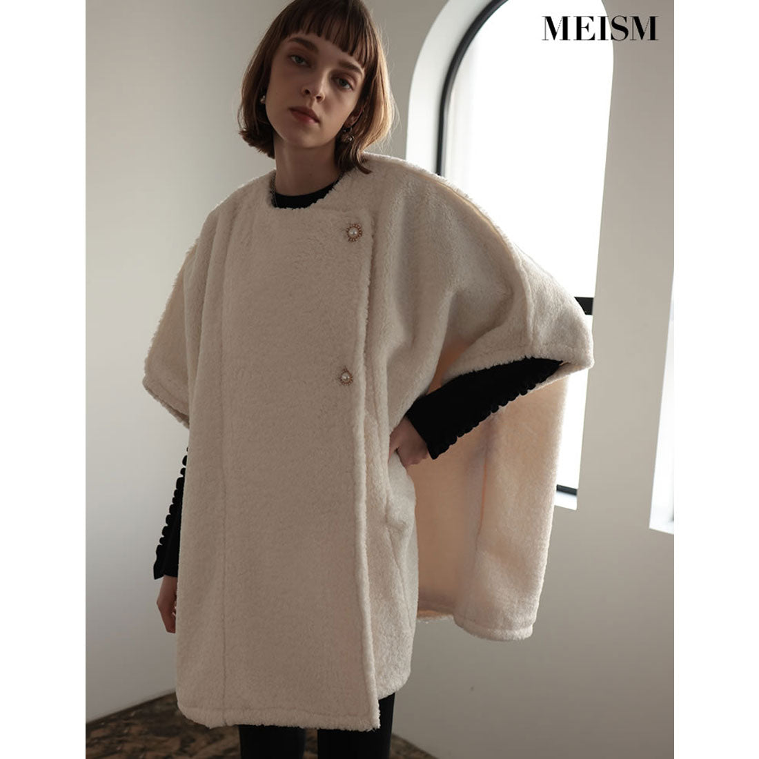 ミズム MEISM [2023A/W COLLECTION][MEISM by Re:EDIT]パールボタンループフェイクファーポンチョ
