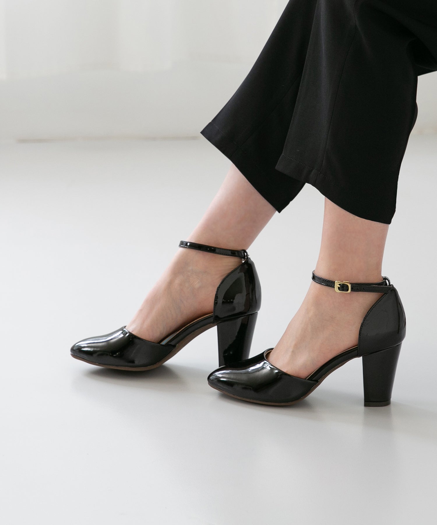 メヌエ Menue アンクルストラップ付 ポインテッドトゥ 7.5cmヒールパンプス （21.0cm） ブラック／エナメル調