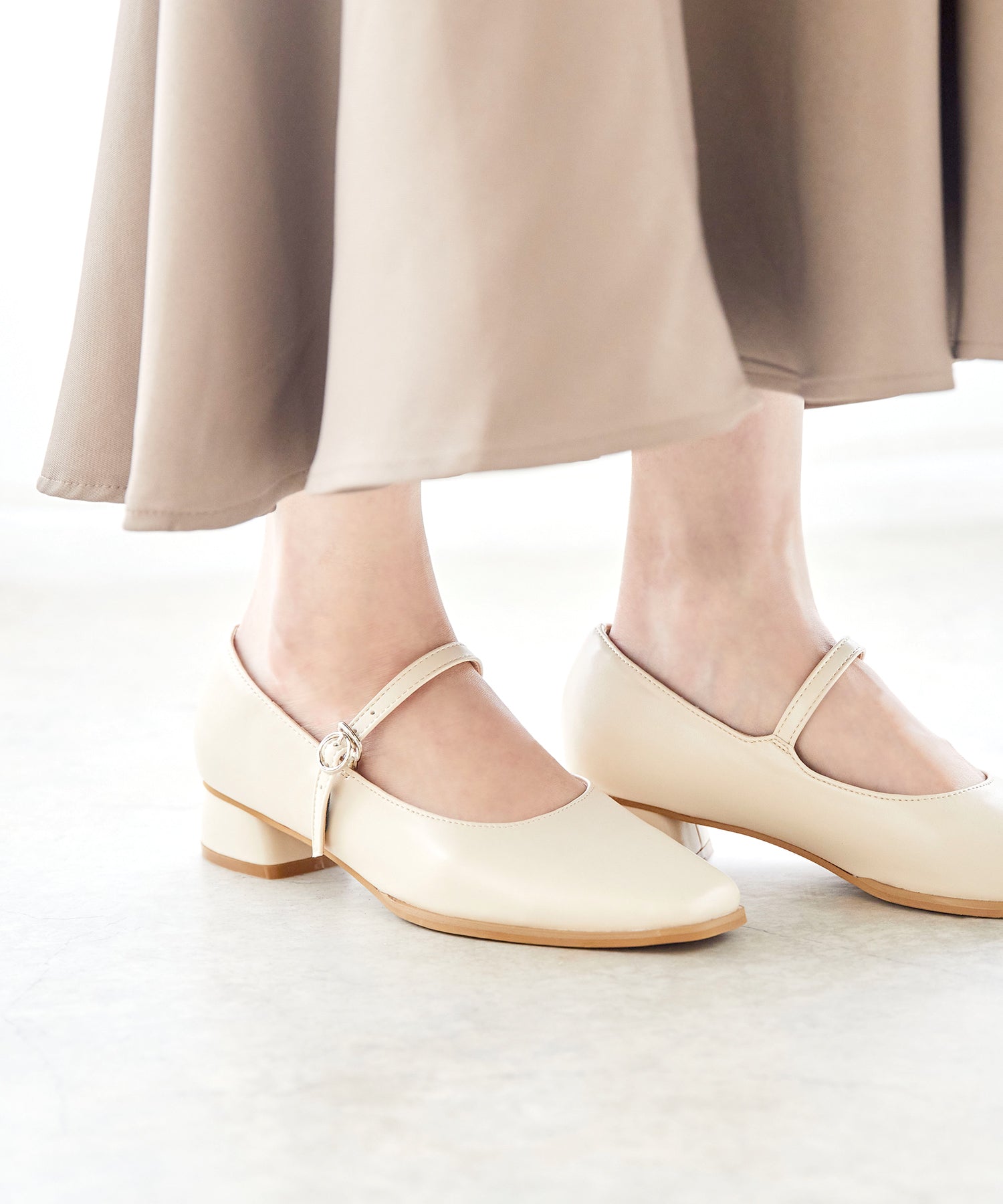 メヌエ Menue スクエアトゥストラップパンプス （1001アイボリーPU） 1001アイボリーPU