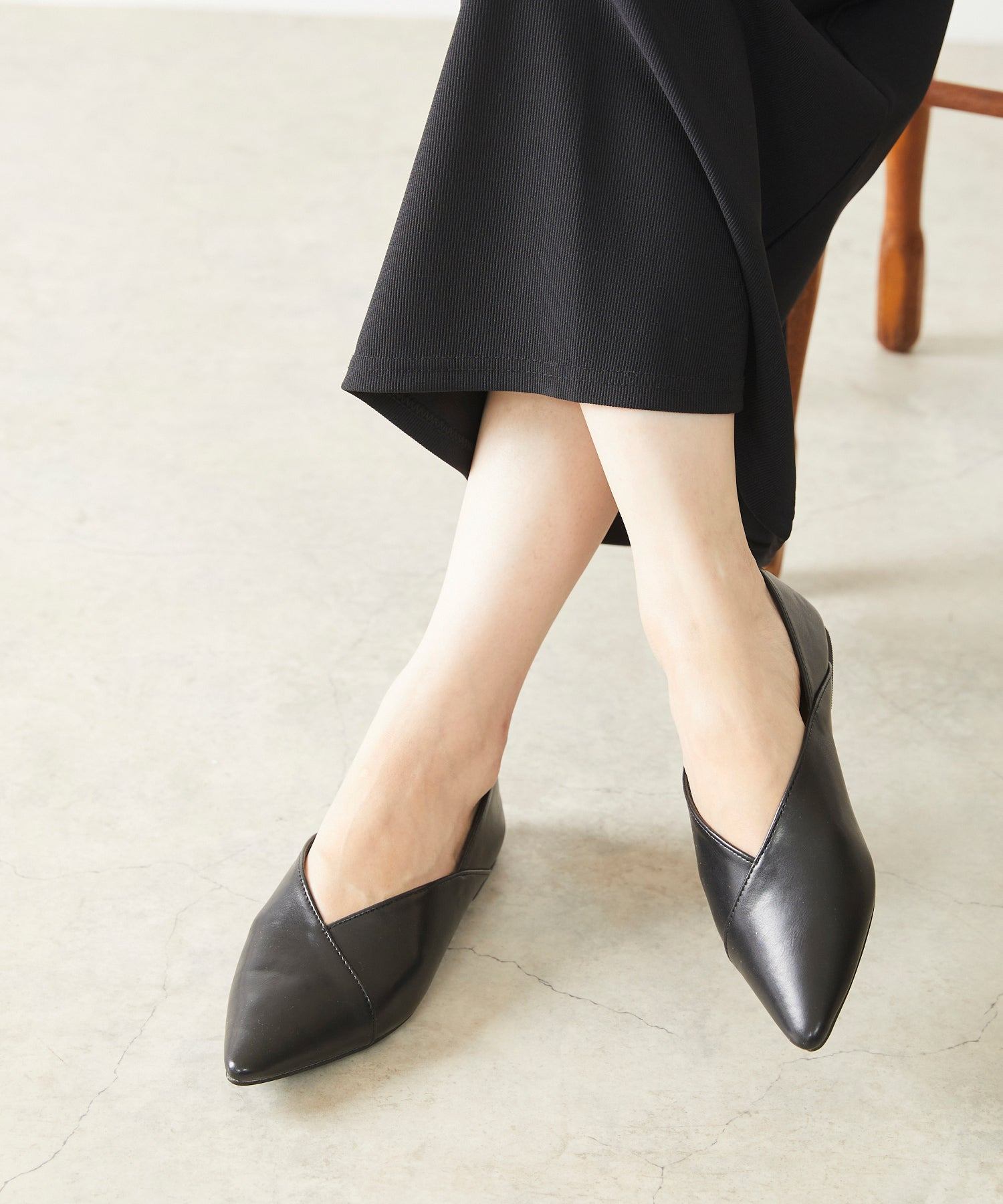 Menue pointed toe V-cut flat shoes