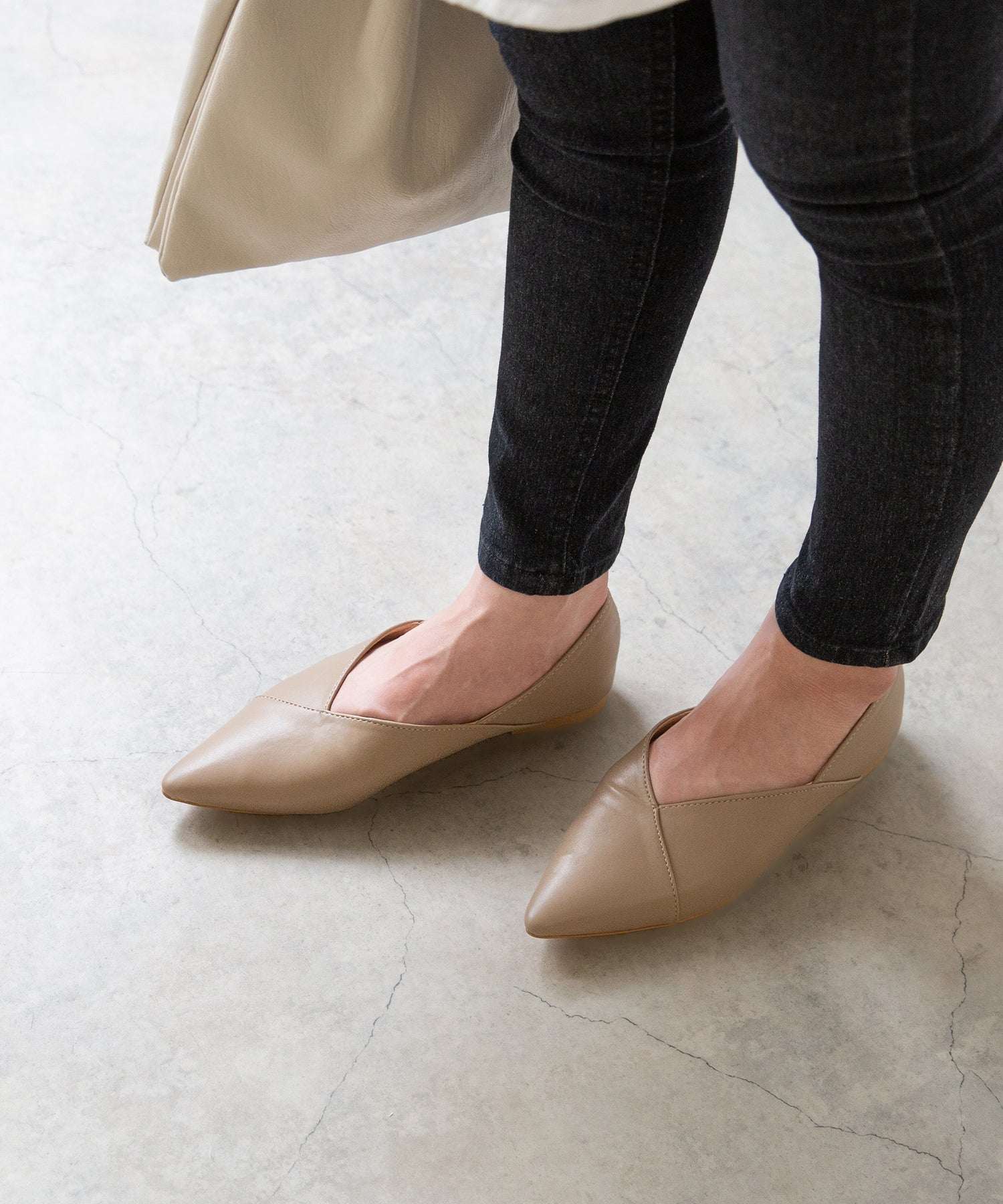 Menue pointed toe V-cut flat shoes