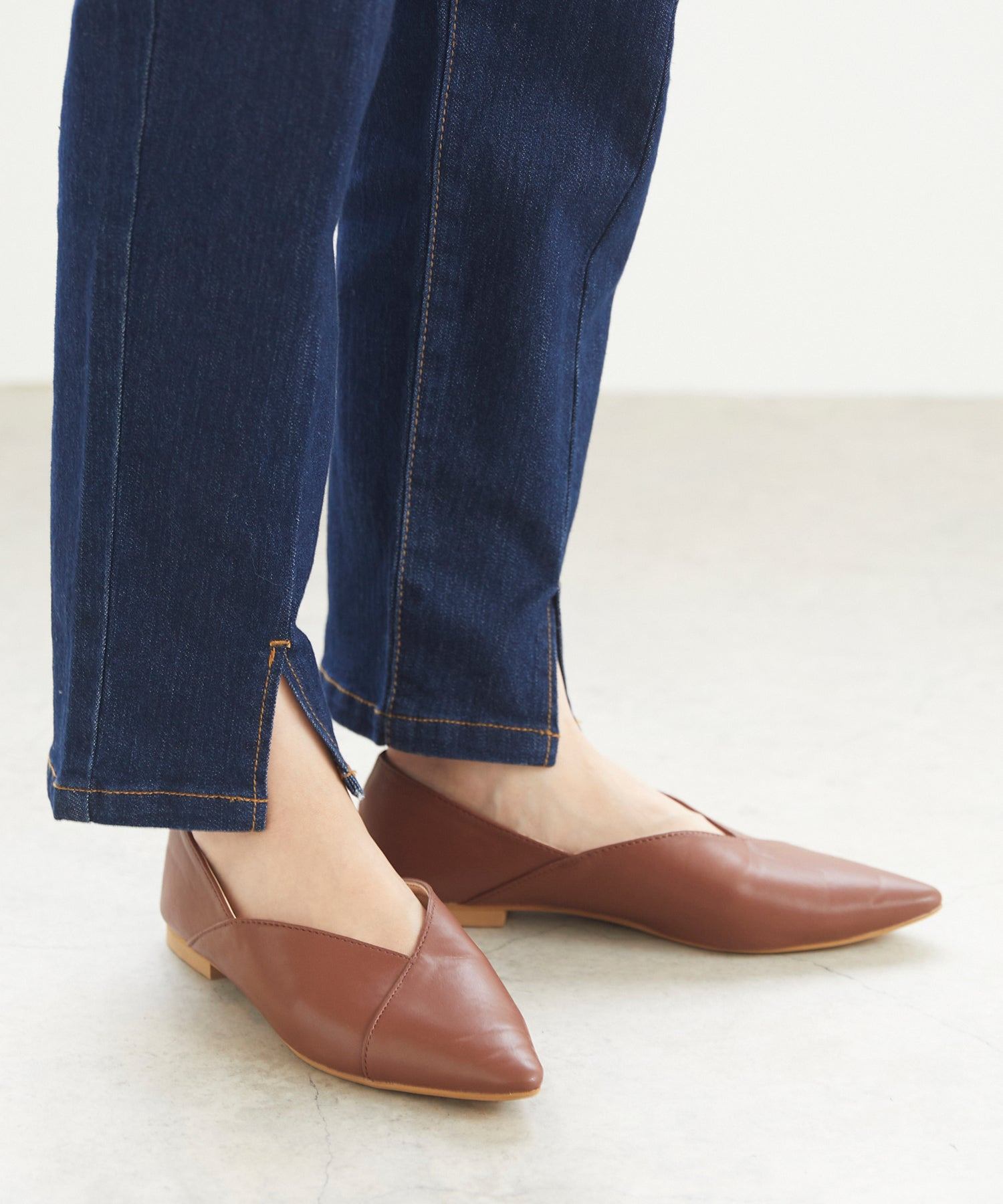 Menue pointed toe V-cut flat shoes