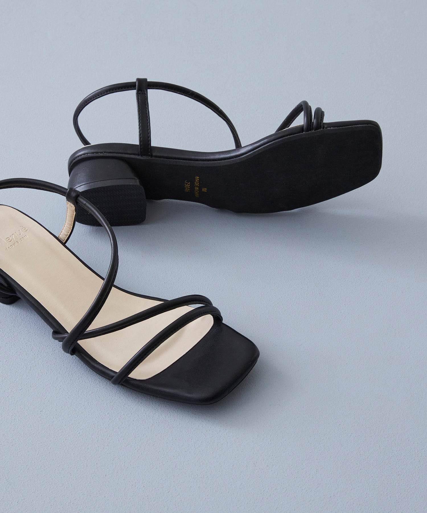 メヌエ Menue スクエアトゥ サイドストラップ ローヒール サンダル