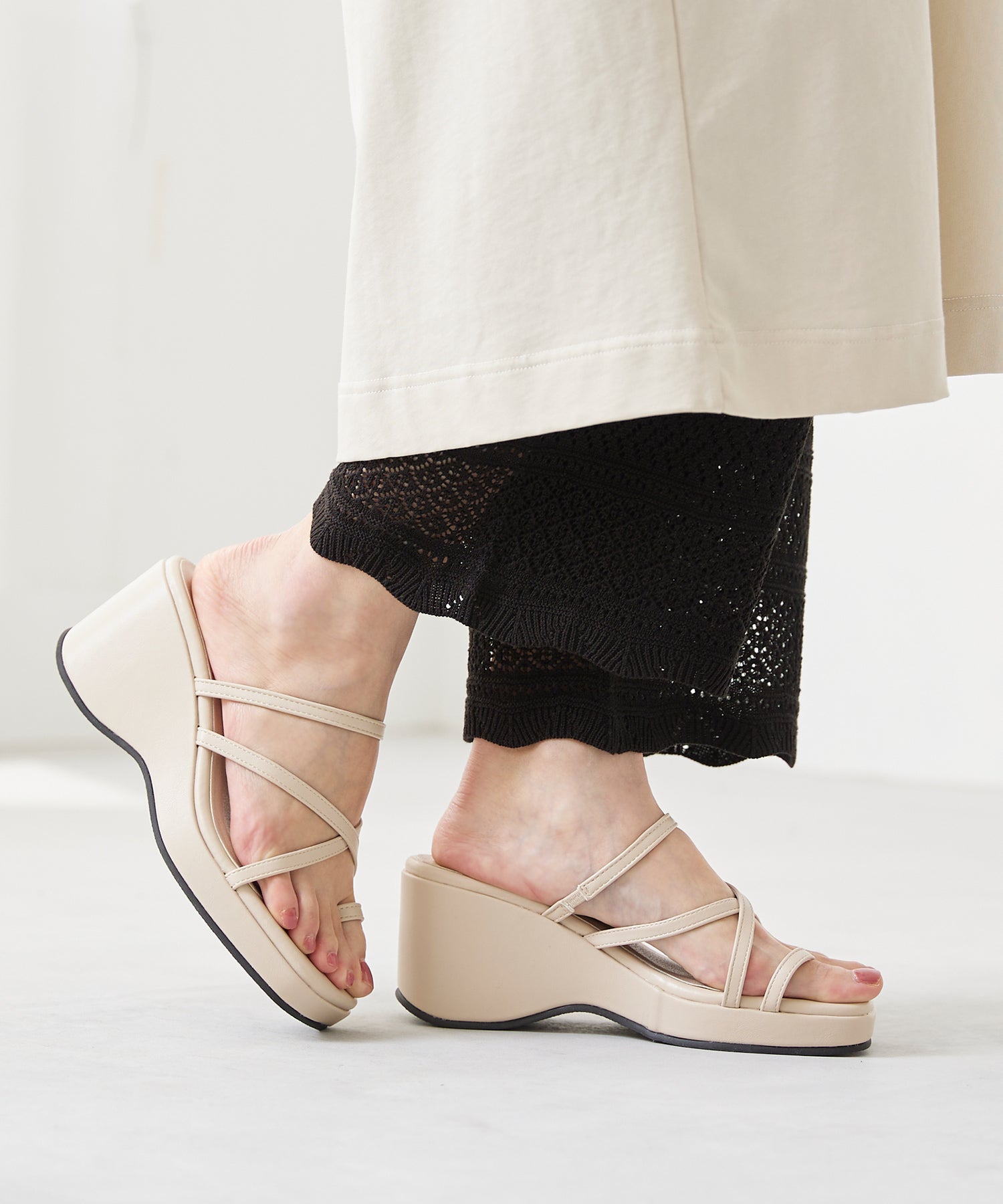 メヌエ Menue 厚底ナローストラップサンダル （1002ナチュラルPU） 1002ナチュラルPU