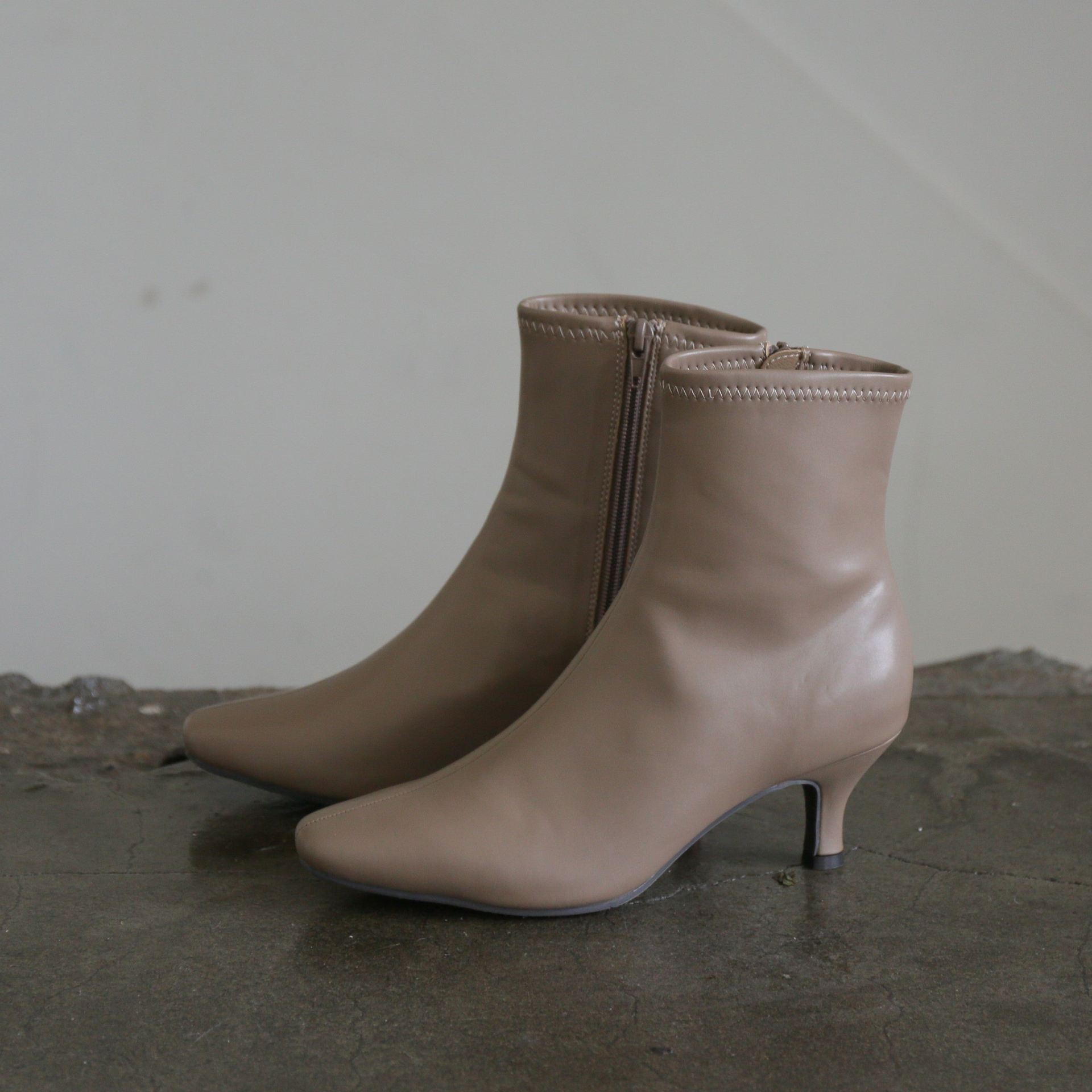 ミーユ MIIYOU キトゥンヒールストレッチショートブーツ,グレージュ