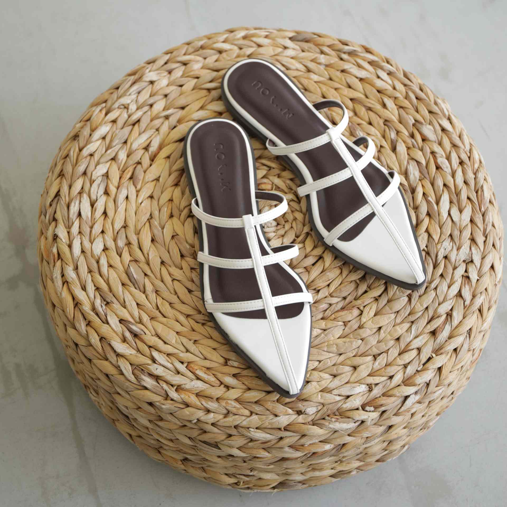 ミーユ MIIYOU ポインテッドフラットストラップサンダル,ホワイト