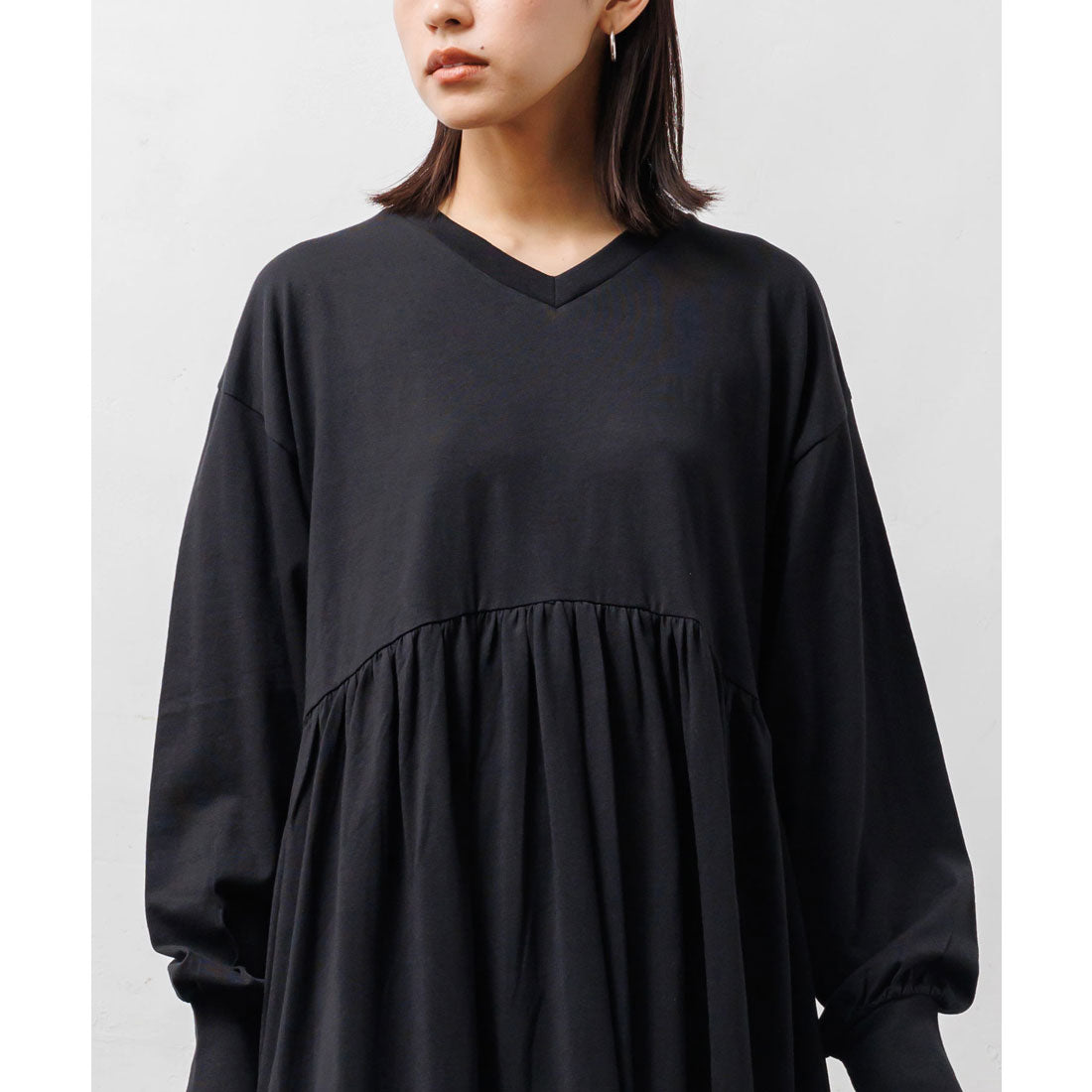 Mili An Deni V-Neck Gathered One-Piece Dress