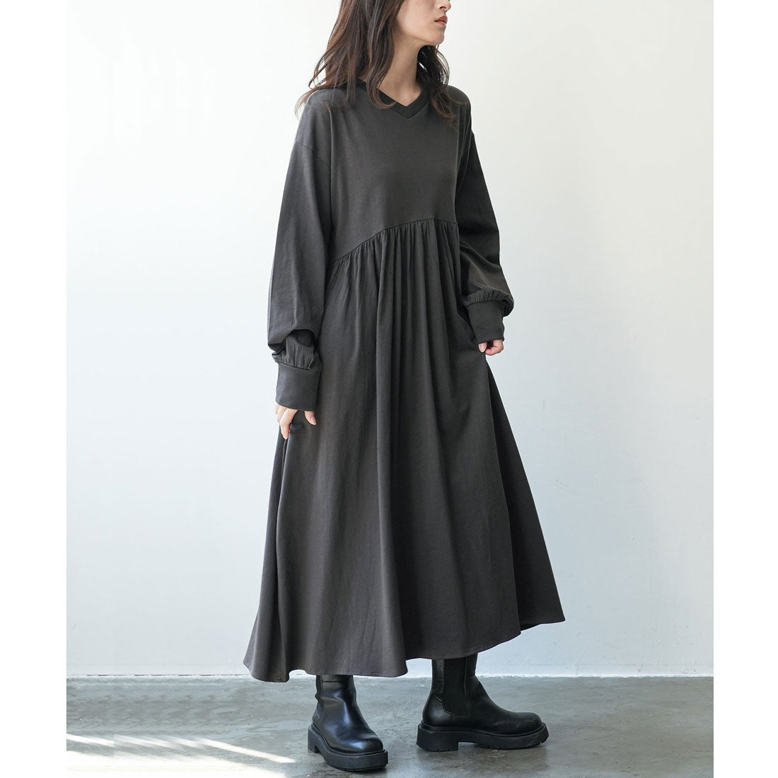 Mili An Deni V-Neck Gathered One-Piece Dress