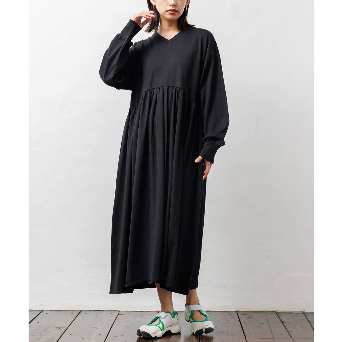 Mili An Deni V-Neck Gathered One-Piece Dress