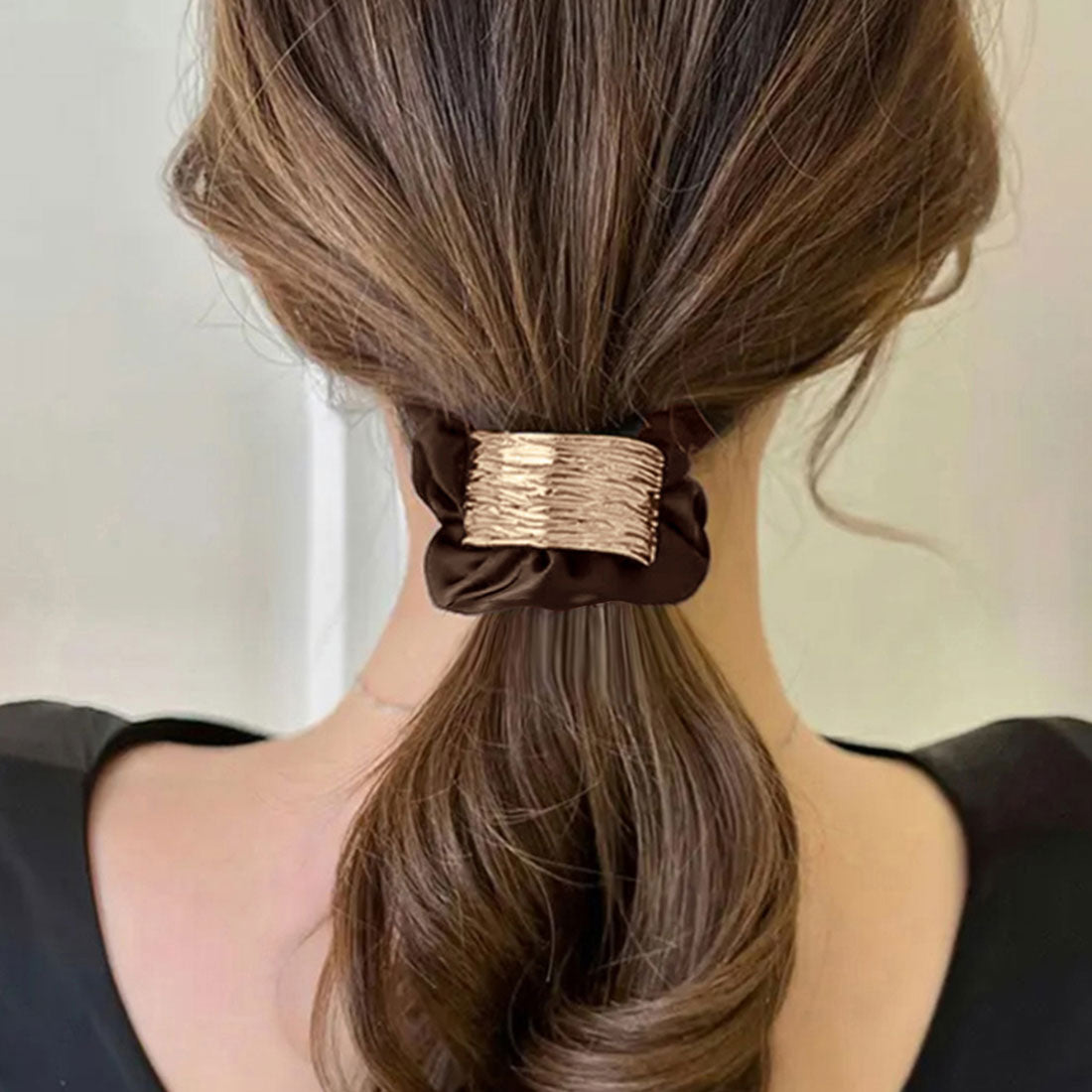 プレート付きシュシュ 大人っぽいヘアゴム ブラウン