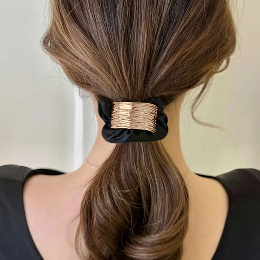 プレート付きシュシュ 大人っぽいヘアゴム ブラウン