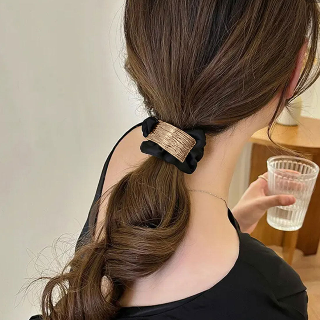 プレート付きシュシュ 大人っぽいヘアゴム ブラウン