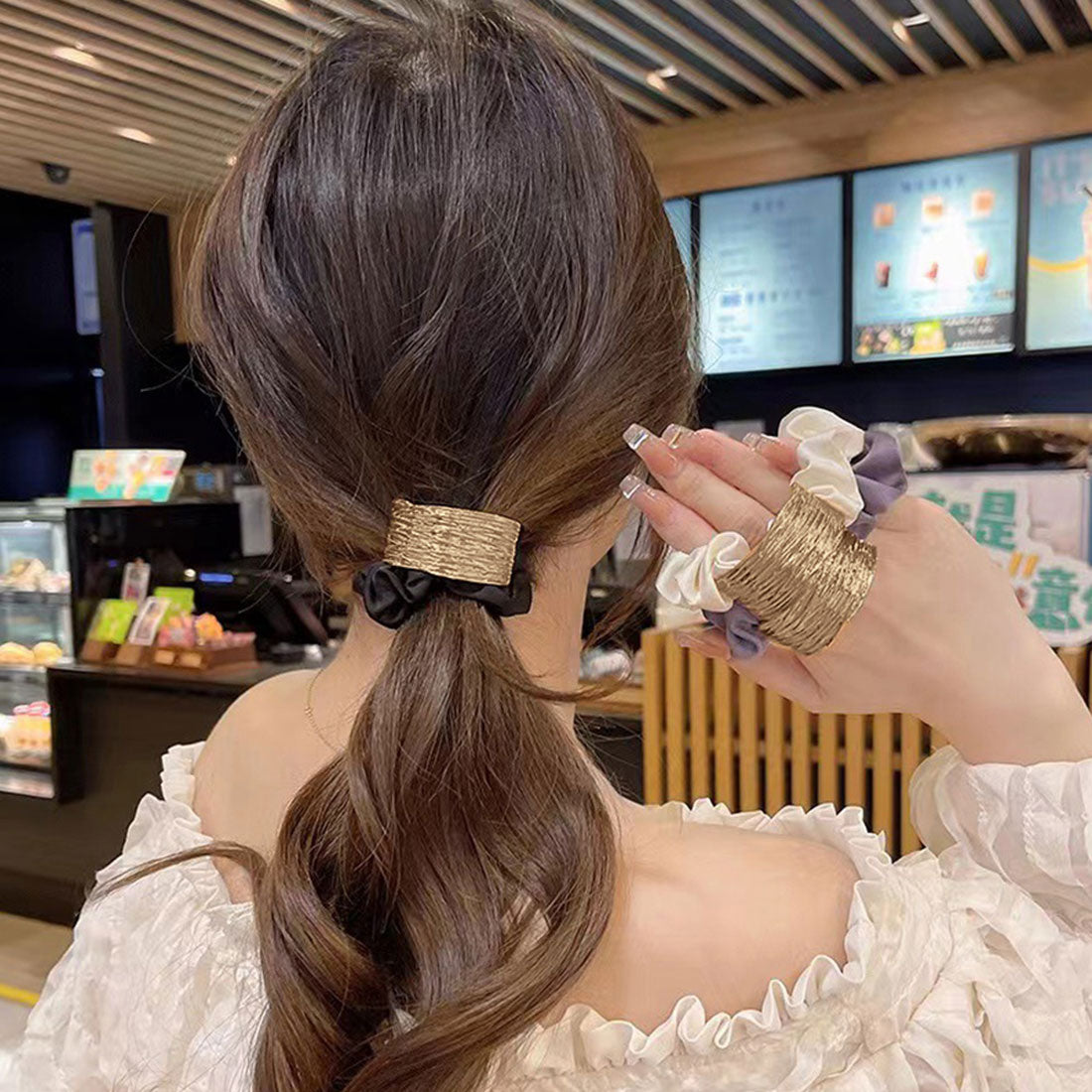プレート付きシュシュ 大人っぽいヘアゴム ブラウン