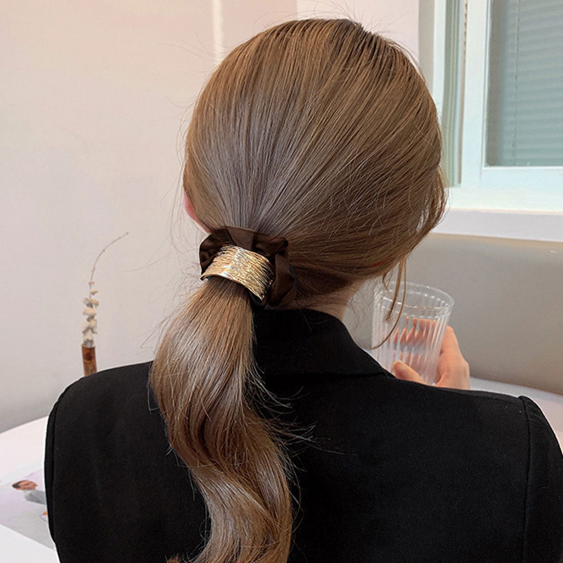 プレート付きシュシュ 大人っぽいヘアゴム ブラウン