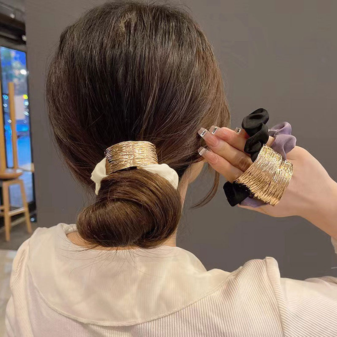 プレート付きシュシュ 大人っぽいヘアゴム ブラウン